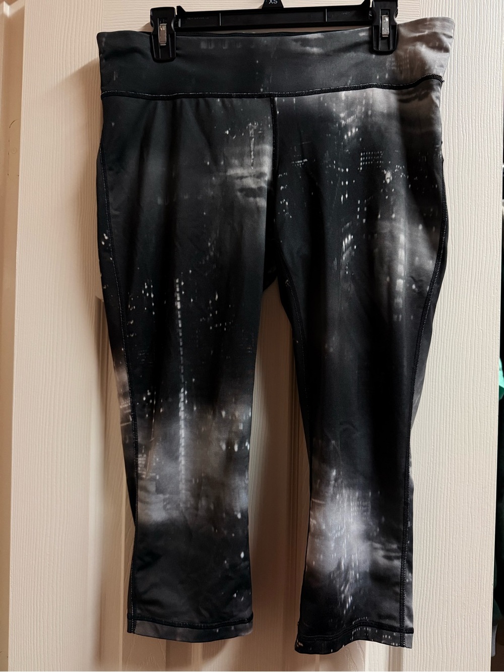 Women’s black & Gray Active Capri Leggings
